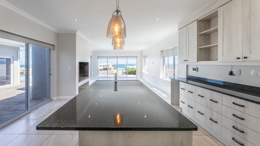 To Let 4 Bedroom Property for Rent in Bloubergstrand Western Cape